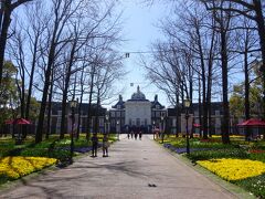 パレス ハウステンボス

17世紀にハーグの森に建てられ、現在はオランダのウィレム=アレクサンダー国王のお住まいになっている宮殿の外観を、オランダ王室の特別許可をいただいて忠実に再現。
