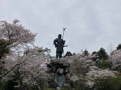 続いて訪れたのは南砺市。
戦前の昭和13年に建てられた招魂社ということで
国家神道の時代らしく神武天皇像が立っています。