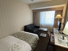 本日のお宿ホテル青森に到着しました。
この日は全員シングルルームに宿泊とアナウンスがありました。

写真で見るより広く感じました。