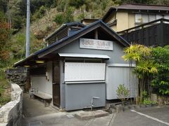 そして前方には吉田松陰湯治場の跡
皮膚病を患っていた松陰は、温泉による治療のためこの蓮台寺を訪れ、共同湯（上の湯）で村山行馬郎（むらやま ぎょうまろう）医師に出会うのであった。