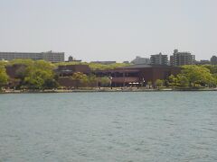 大濠公園の中島から見える福岡市美術館です。やはり水がある景色は安らぎがあります。