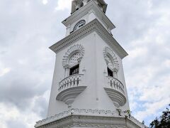 ビクトリア・メモリアル時計塔

ジョージタウンはマレーシア第二の都市。
イギリス植民地時代の面影の中に、多民族多文化社会がよく表れた街並みが残る世界遺産の街です。
港にはビクトリア女王即位60周年を記念して建てられた、高さ60フィートの時計塔がそびえます。

ダイヤモンド・ジュビリー(即位60周年)の記載があります。海外を旅するとヴィクトリアの名を冠した建築がとても多いことに驚かされます。

