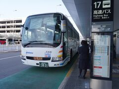 福岡空港から高速バスで熊本に行きます。
福岡空港国内線ターミナル17:52→	熊本桜町バスターミナル19:57　高速ひのくに号
￥2，500-/１人

定員の５０％以下の乗車率で予約もいりません。
		
