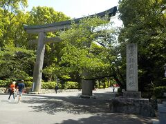 福岡県護国神社の黙示の大鳥居です。柱の高さが何と13mもあります。木製鳥居としては日本一の大きさです。近くに行くとその大きさは大迫力で迫ってきます。