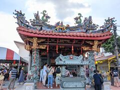 水上集落の入口にある寺院

17時
船に戻りがてら、グーグルマップで発見した「高床式水上集落」なるものに立ち寄ってみました。
後から知ったのですが、陸地から桟橋が何本か海に突き出ており、その桟橋を中心に集落が形成されているようです。
そしてその桟橋ごとに同姓の一族がまとまって暮らしているのだとか。

なのでグーグルマップにも「周(Chew) 」、「李(Lee)」、「陳(Tan)」、「林(Lim)」、「楊(Yeoh)」-Jetty（桟橋）と記載があります。
面白いですね～。
