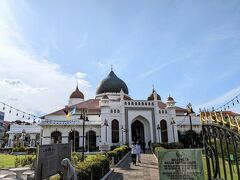 カピタンクリンモスク

17時30分
モスクにやってきました。
1801年、イスラム教徒の商人によって築かれた、マレーシアでも最大のモスクの一つです。
写真を撮ってると丁度をお祈りを終えた人たちがたくさん出てきました。

１人の若者に、「中見て行きなよ～」と言われますが、短パンだったので遠慮しました。
残念。

とにかく１年中太陽に当たる生活をしているので、日に当たっても赤くなったりはしないのですが、日差しが半端なく、乾燥しているので「焼かれている」感が凄いです。

そういった意味でも長袖長ズボンの方が良かった。と後悔しました。