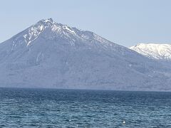 　支笏湖は不凍湖です。正面は恵庭岳。その横は雪を頂いた山。