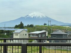 無料送迎シャトルバスの車内から撮影した富士山の写真。

もっともキレイに見えた場所です。

のどかな風景を眺めながら、ホテルまで連れて行って貰います。