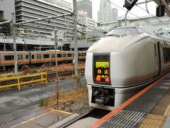新宿に着くと、新宿系統の６５１系スワローあかぎが到着！