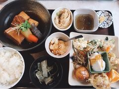 島とうふ屋定食　1,850円

メイン料理は塩豚の煮物か豚の角煮を選べます。
この圧倒的ボリュームと品数。人気があるのも頷けますわ。