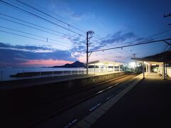 松山観光港から松山市内へのアクセスは、リムジンバスと伊予鉄郊外電車の2つがあります。
リムジンバスは松山市駅まで860円と高く、しかもフェリーには接続していません。伊予鉄郊外電車の最寄り駅は高浜駅で、800ｍほど離れています。連絡バスが15分おきに運行されており、運賃は180円、所要時間は2分です。

雨の日ならいざ知らず、たった800m、ということで歩きました。
高浜駅までは10分で着きましたが、せっかくなのでもう1駅分歩くことにしました。さらに歩くこと15分で梅津寺駅に到着です。
駅の目の前が海のきれいなところです。駅員さんはおらず、車で訪れてホームに入り、写真を撮っていく人もいました。

結果的に、松山市駅までの運賃も380円と、60円の節約になりました。