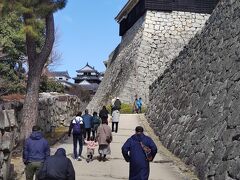 同行者との相談の結果、松山城にはリフトで登りました。
リフトを山頂駅で降りたあとも、天守広場までは坂道があります。