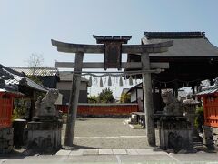 酒井神社と道路を隔てたところにあるのが両社神社です。酒井神社と同様に織田信長の比叡山焼き打ちで社殿は消失しましたが、江戸時代初期に再建されました。創建は鎌倉時代初期で高穴穂神社のご祭神を酒井神社の境内に勧請したことによります。