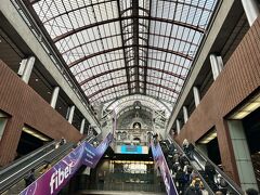 アントワープ駅に着くと停電で電車のドアが開かず、しばらく車内に閉じ込められてしまいました。
駅舎は地下2階、地上2階の4階建構造になっており、国際列車のホームは地下に止まります。
ホームに降りてもエスカレータが止まっており、歩いて登りました。
こんなこともあるんだとびっくりでした。