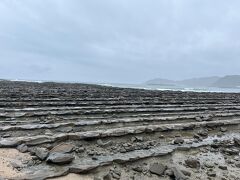 鬼の洗濯板。
中新世後期（約700万年前位）に海中で出来た水成岩（固い砂岩と軟らかい泥岩が繰り返し積み重なった地層）が隆起し、長い間に波に洗われ、固い砂岩層だけが板のように積み重なって見えるようになりました。
とのこと。