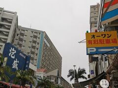 牧志駅までゆいレール！
到着前の天気は、雷雨注意報！！
でも、なんとか、雨は上がって、