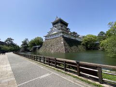 小倉城に。時間がなく城内には入りませんでしたが、この辺は静かでした。