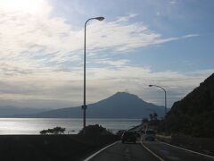 高速は使わず湾岸を鹿児島市内へ。
桜島が見えてきました。