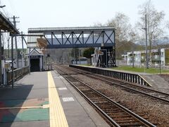 美瑛駅のホームはいわゆる相対式の２面２線構造となっております。
ちょっと両ホームがずれた位置関係になっています。