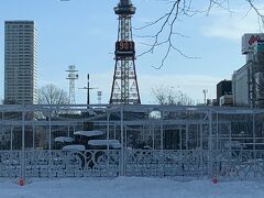 苫小牧から北上し、新千歳空港付近を通過。

札幌駅が近づいてくる頃、窓から見える景色が函館よりも積雪していることに気づく。
2021年の冬、札幌は何度も大雪に見舞われていた。