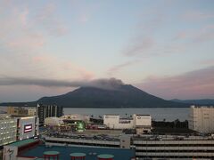 ホテルに荷物を置きに一旦戻ると、窓のそとの桜島が噴火していました。