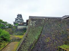 二様の石垣
傾斜の緩やかな古い石垣(右側)に、傾斜のキツイ新しい石垣が築き足された場所。
古い方は加藤清正公が、新しい方は加藤清正公の息子忠広が築いたと考えられると、説明書きあり。

平日なのに列に並んでチケット購入。
入園券はおとな800円。

平日は南口券売所のみチケット発売。
チケット購入後入園してから熊本城まで少し歩きます。
車椅子やベビーカーの人が利用できるエレベーターもあるし、階段には手すりも付いているので、石垣や熊本城、周辺の景色を眺めながらのんびり歩いて城内へ。