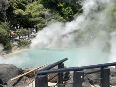 海地獄はコバルトブルーのきれいな色で、湯気がもうもうと出ています。