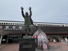 路線バスで別府駅に。別府観光の生みの親と言われている油屋熊八氏の銅像です。