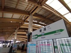 高架化のJR新潟駅
まだ工事は終わっていませんが、ホームはきれいです。