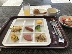 おはようございます！

バイキングの朝食をいただきます！
お味は普通だけど無料だからね
ありがたい限り