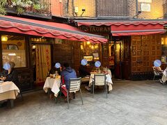 (20:34)
マヨール広場の近くにある、「最古のレストラン」としてギネス認定のbotinへ。
予約しておらず入れるかなと心配でしたが、なんとすぐに入店できました。