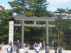 振り返ると出雲大社の鳥居前