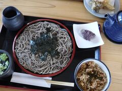 ざるそばと
炊き込み入ご飯セットにしました。
天ぷらを別で注文