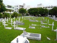 コンビニの前には「泊外人墓地」と綺麗に手入れされた芝の中に十字架です、

中国・米国・日本と６か国で２２名が埋葬されてるそうです。そして、もう一つ興味深いのは「ペリー提督上陸の記念碑」も建っています。

＊詳細はクチコミでお願いします