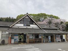 まだ時間があったので、駅を写真に撮ったり。　
ちょっと歩いた先にセブンイレブンを見つけて、お昼ご飯にするおにぎりを買ったりした。
