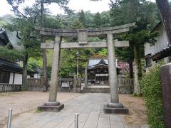 御所の湯のすぐ横には小さな神社。
四所神社というらしい。