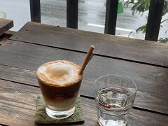 次はベトナムのコーヒーチェーン店 Cộng Caphe へ。

先ほどのバインミーのお店からほんの徒歩数十秒でした。