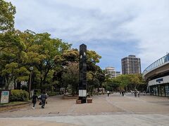 このまま公園内を抜けて山下公園に行きますが、
まずは横浜公園のチューリップを楽しみます。