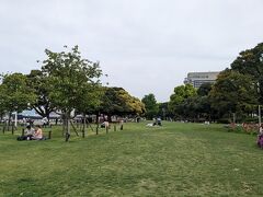 山下公園広場
山下公園通りの桟橋側から入ると、芝生の広場が続いています。