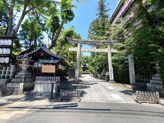 動物園から8分ほど、この日の一番の目的地である岡崎神社に到着しました。

こちらがうさぎ神社と呼ばれる所以は次の写真の通りです。