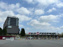 静岡県駿東郡『Fuji International Speedway』

『富士スピードウェイ』の「西ゲート」の写真。

2000年にトヨタ自動車が三菱地所から富士スピードウェイの株式を
買収して正式に傘下に収め、2003年9月から営業を停止して
改修工事を開始し、2005年4月10日にリニューアルオープンしました。