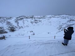 夏ならば、青い海が眼前に見えるはずですが、冬なので雪だらけ。