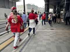 今日はMazda ZomZomスタジアム(通称ズムスタ）でカープvsベイスターズの試合を見るので、球場への道を歩きます。ご覧の通りすでにユニフォームを着た赤い人が続きます。