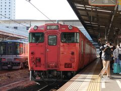 朝、９時すぎの列車で岡山駅をスタート。
車両は旧国鉄型のデイーゼルカー、年配の人間には懐かしい車両です。
しかも塗装も旧国鉄時代と同じ朱色一色です。