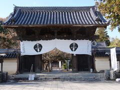 誕生寺駅から小さな市街地を抜けて、農村地帯を歩くこと２０分。
誕生寺へ到着。

誕生寺は鎌倉時代、浄土宗の開祖・法然の生まれた地に建てられたお寺です。
