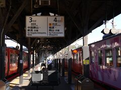 それでも接続のため多くの列車が集まります。
昭和の鉄道乗換駅の雰囲気がそのまま残っています。

駅前の観光案内所でレンタサイクルを借りて津山市内をまわります。