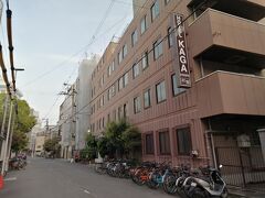 そして今日は宿を移らないといけない。あーめんどくさ。
チェックアウトの時間(10:00)までいてこちらの宿に移動。チェックインは15:00らしい。それまで荷物は預かってくれるとのこと。
さあ、昼飲みにでも出かけますか。前回西成に2泊したとき、両日休業だった「やまき」へ行ってみます。