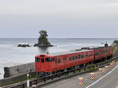 道の駅雨晴にて。氷見線の海岸景色が素敵