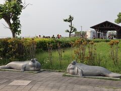 高美湿地の入り口
18号風車からは1.5Kmほどありました

ムツゴロウのオブジェがユニーク