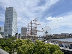 日本丸越しのこの景色も好き